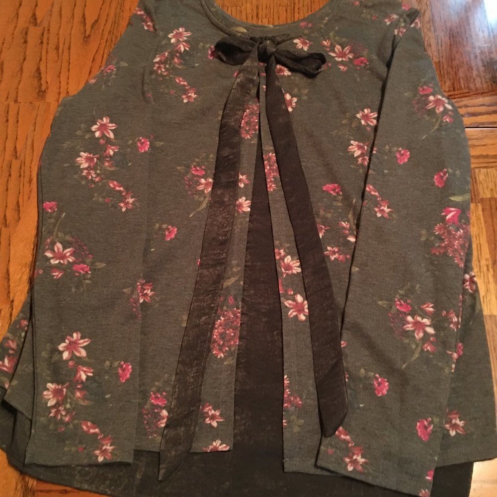 Bobeou Green floral LS Top with a Twist in Back, Size XL - Picture 3 of 3
